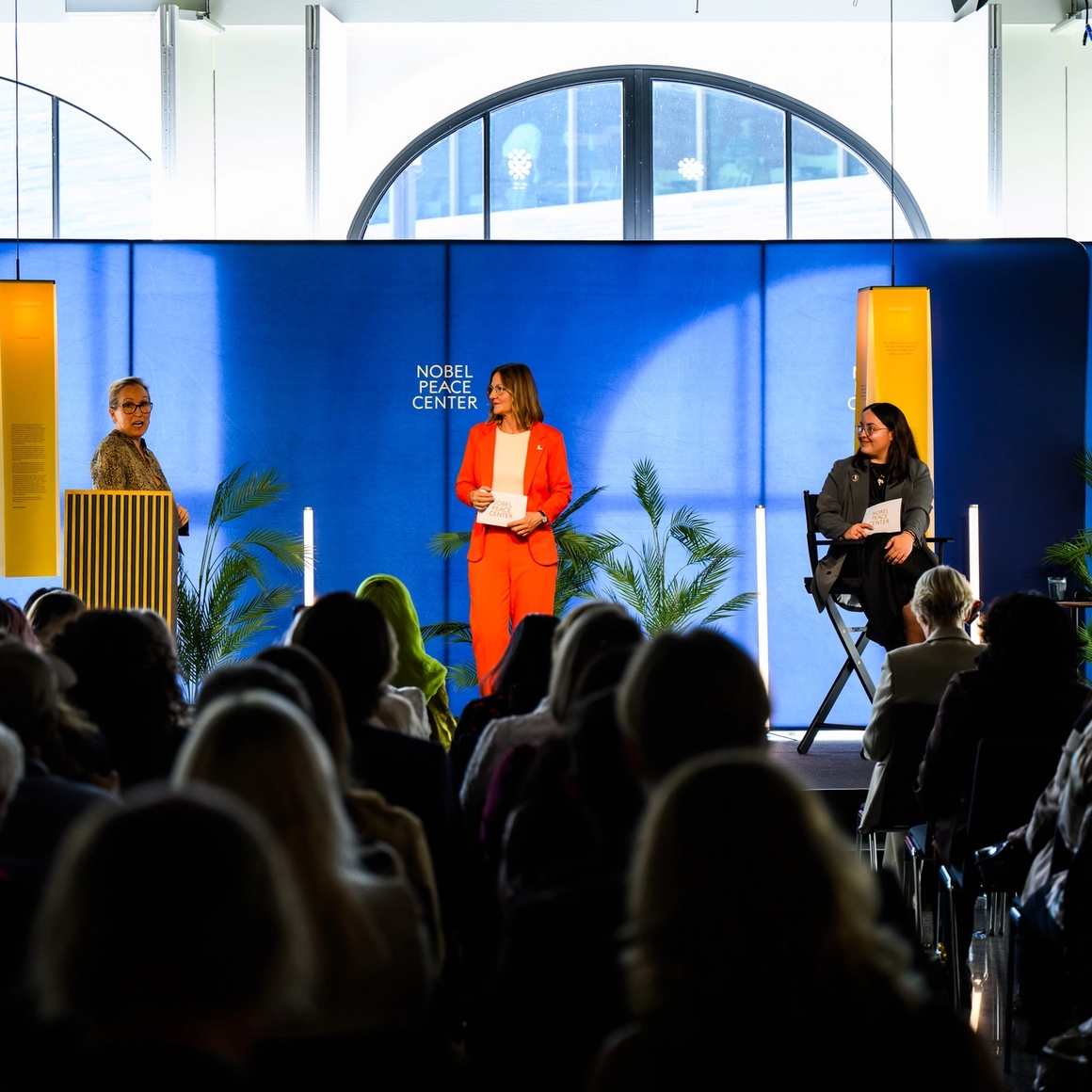Fra konferansen, fawzia koofi taler foran publikum.