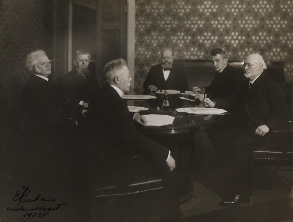 Møte i Nobelkomiteen 1905. Bjørnstjerne Bjørnson, John Lund, Hans Jacob Horst, Jørgen Løvland, Chr. L. Lange, Carl Berner