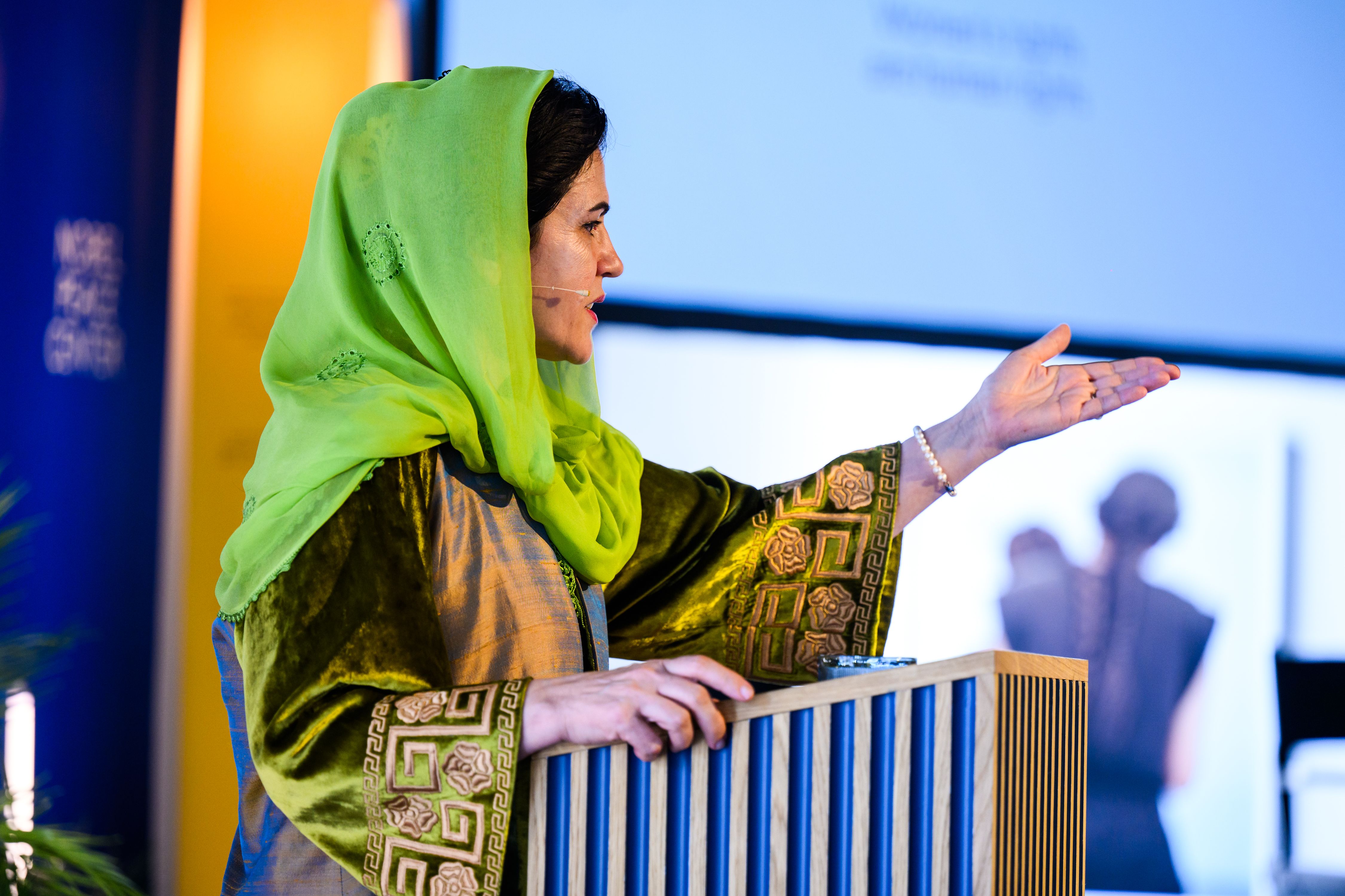 fra konferansen , kvinne som prater på podiet på scenen.