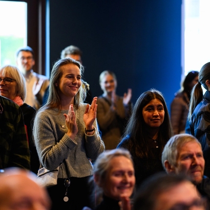 Et publikum som klapper for fredsprisannonseringen