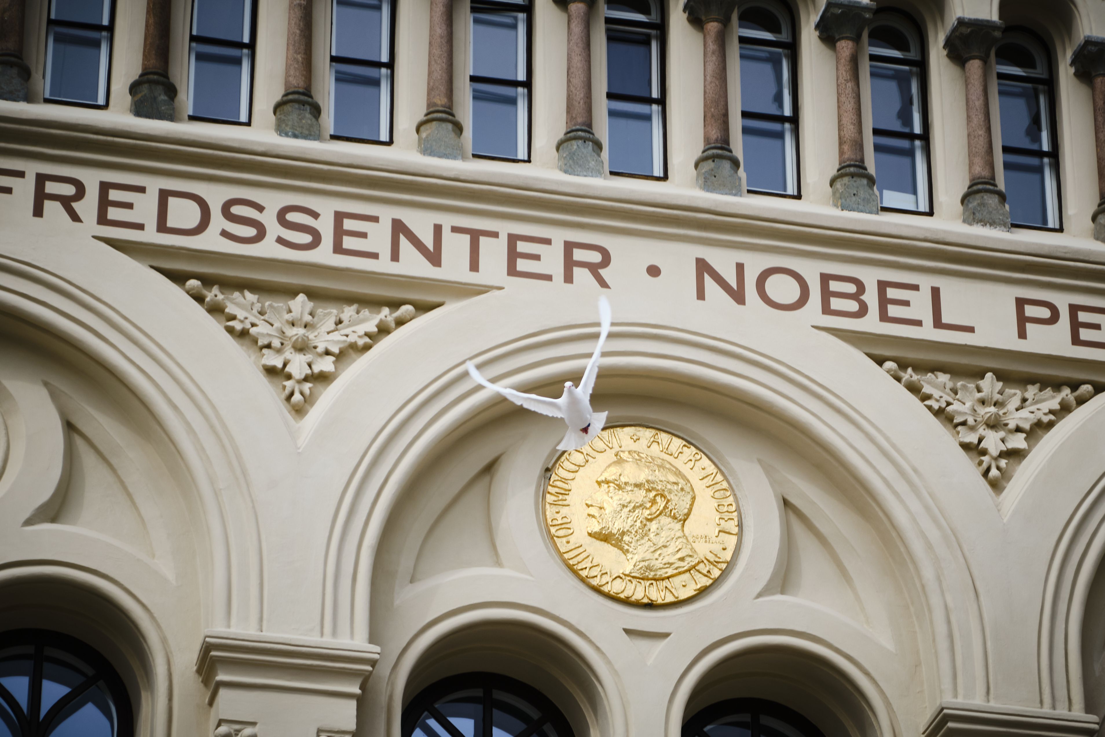 fasaden til nobels fredssenter med en due som flyr