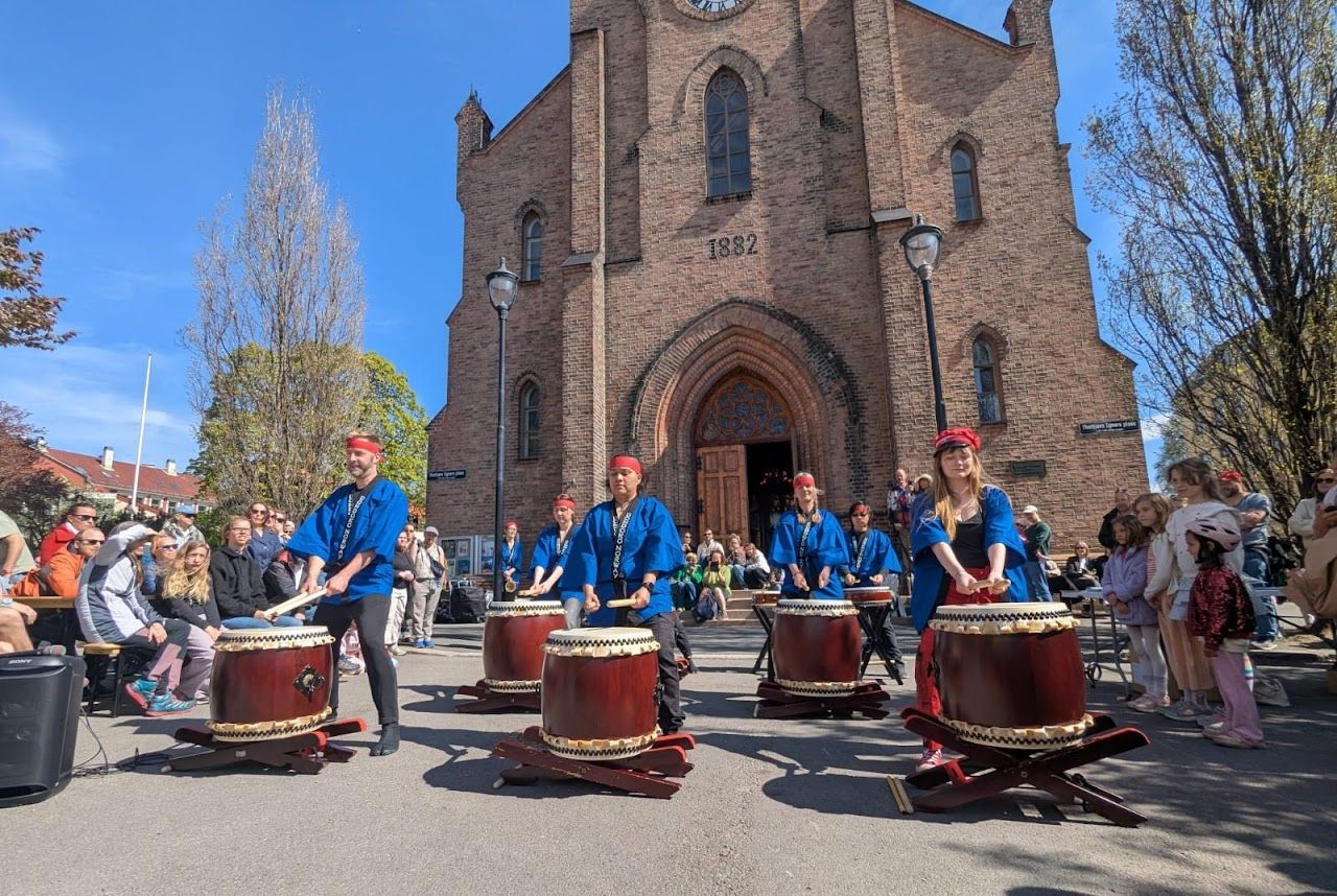 dodoko trommer foran kampen kirke