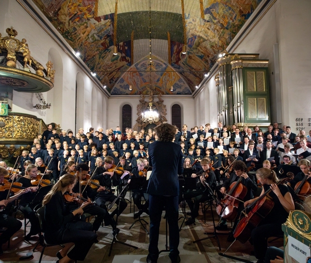 Bislett guttekor i oslo domkirke, med orkester.