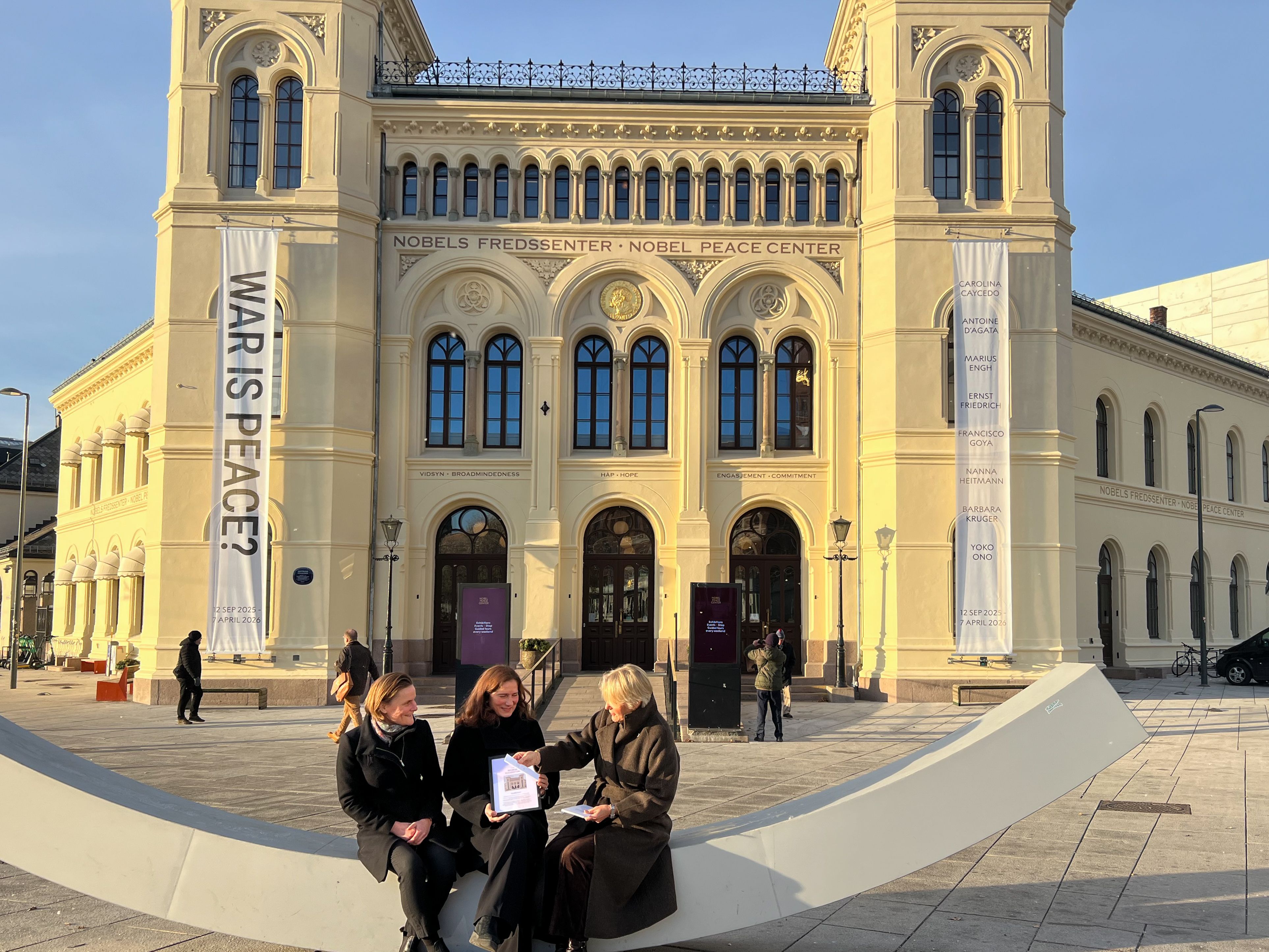 konfliktrådet rådgivere foran fredssenteret