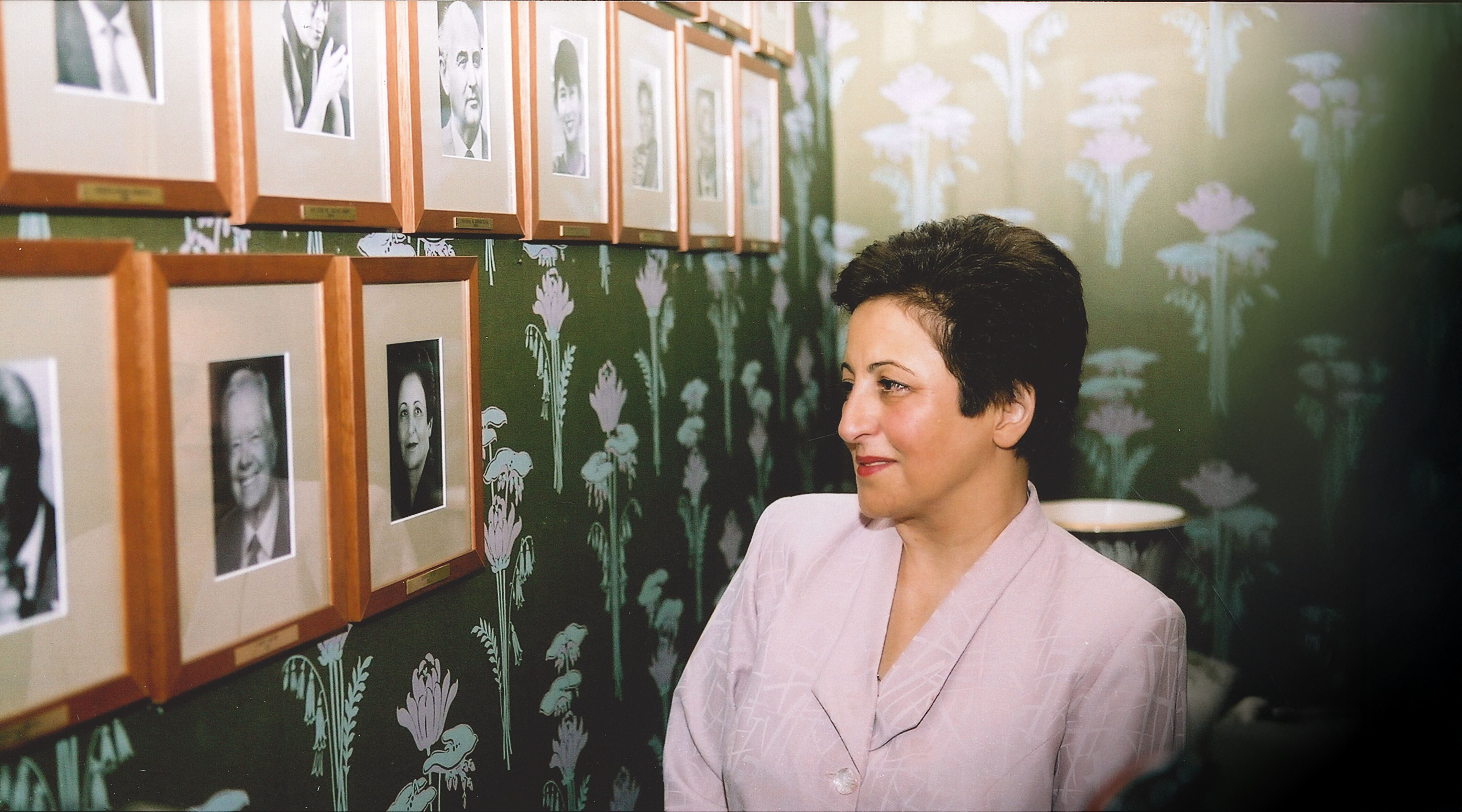 Signering av protokoll i komiterommet. Shirin ebadi foran sitt eget portrett sammen med fredsprisvinnerne.