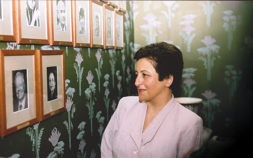 Signering av protokoll i komiterommet. Shirin ebadi foran sitt eget portrett sammen med fredsprisvinnerne.