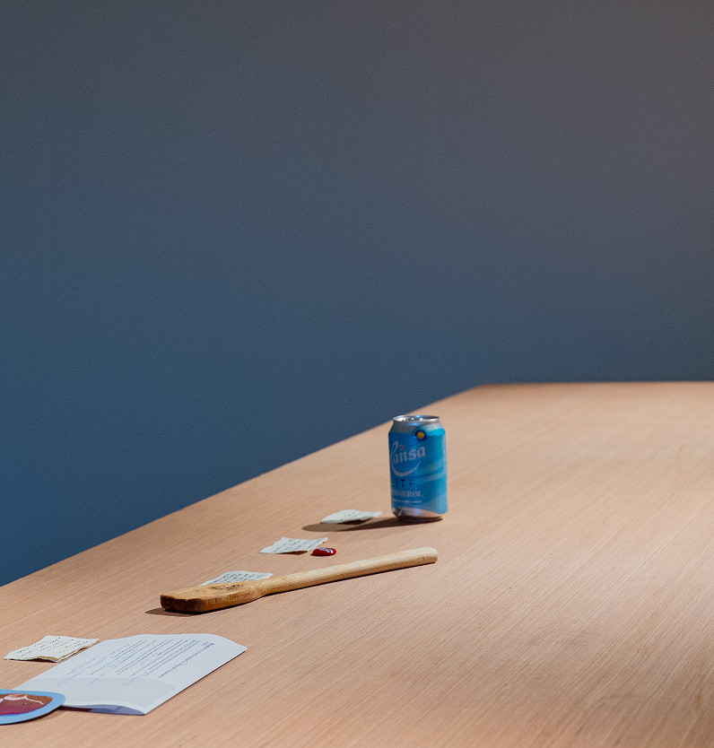 Bord med personlige objekter og lapper med historier til.