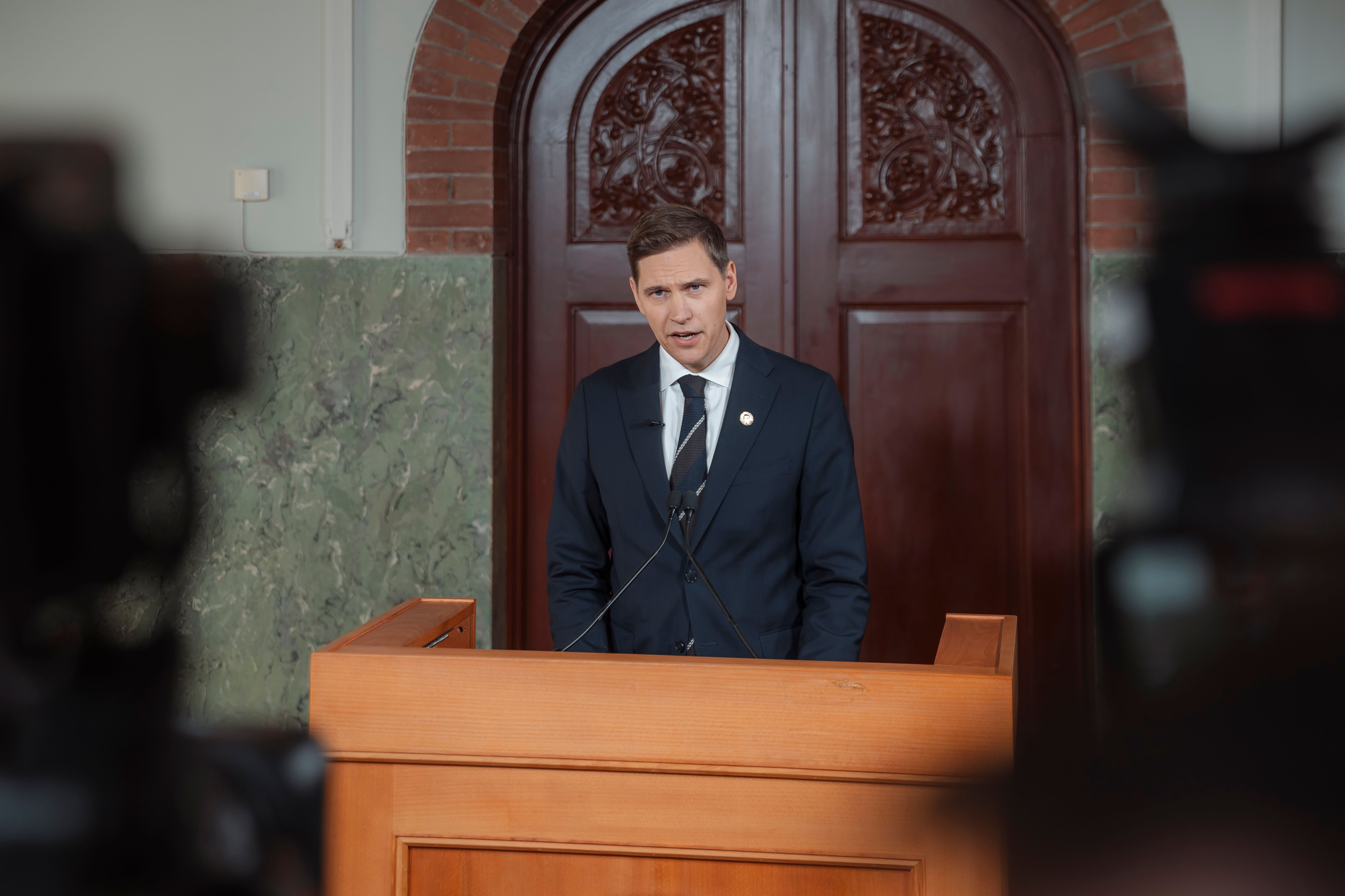 Jørgen Watne Frydnes på podium og annonserer fredsprisen 2024.