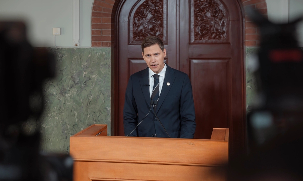 Jørgen Watne Frydnes på podium og annonserer fredsprisen 2024.