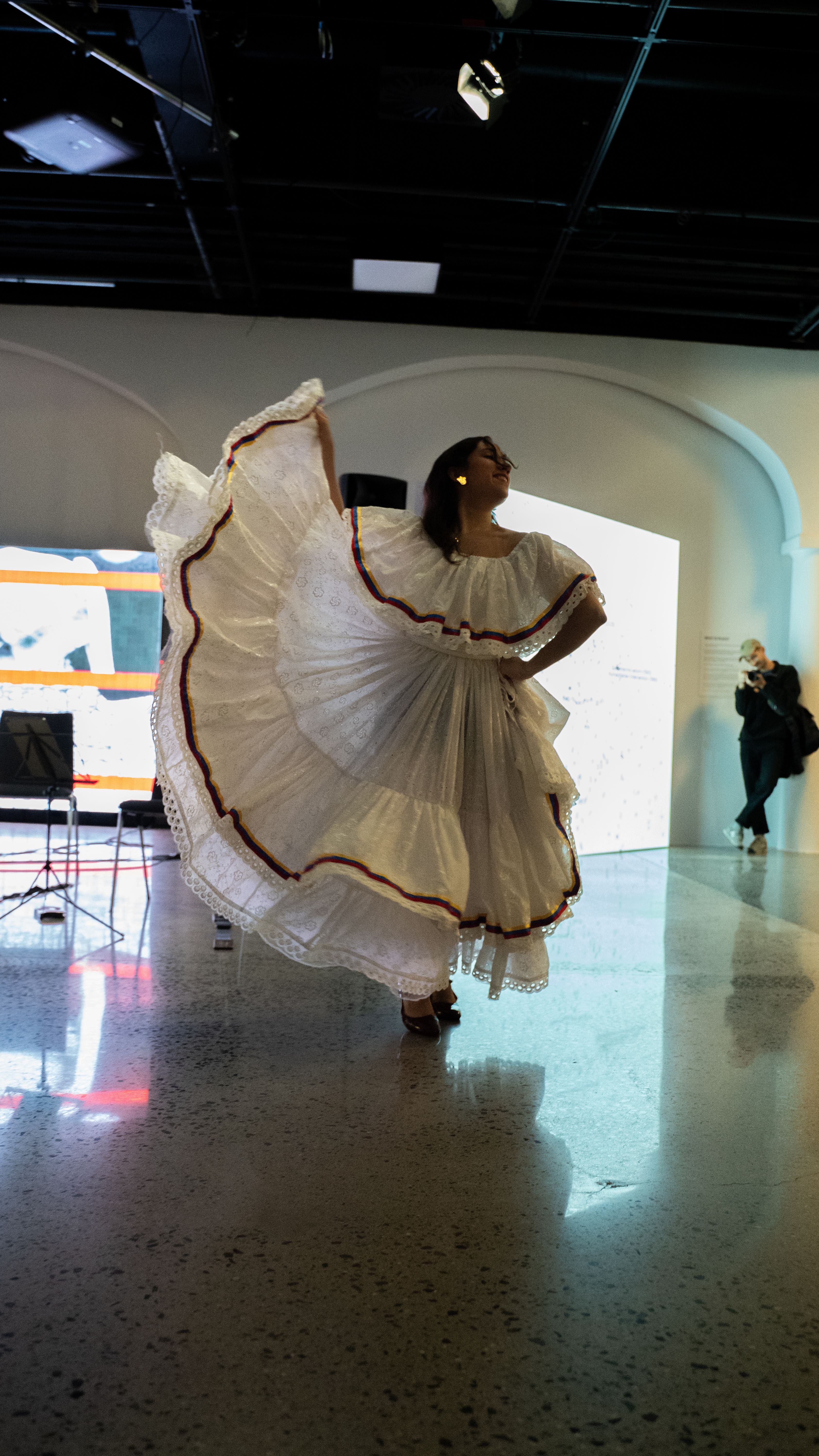 kvinne som danser i venezuelansk drakt