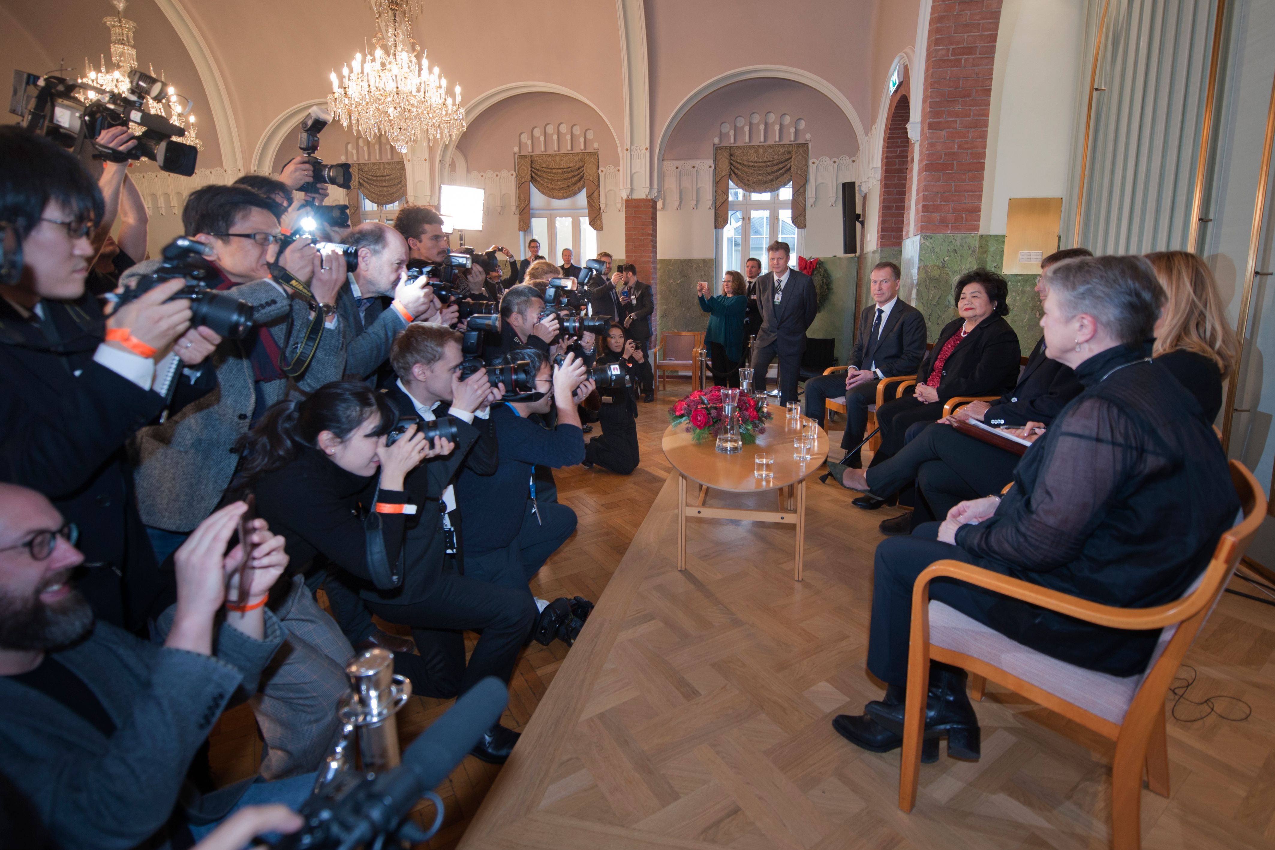 Pressekonferanse, mange fra pressen og panel på scenen.