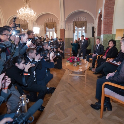 Pressekonferanse, mange fra pressen og panel på scenen.