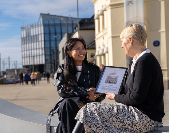 Yvonne og direktør Kjersti med dialogdiplomet, utenfor nobels fredssenter