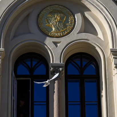 fredssenteret fasade og fredsdue