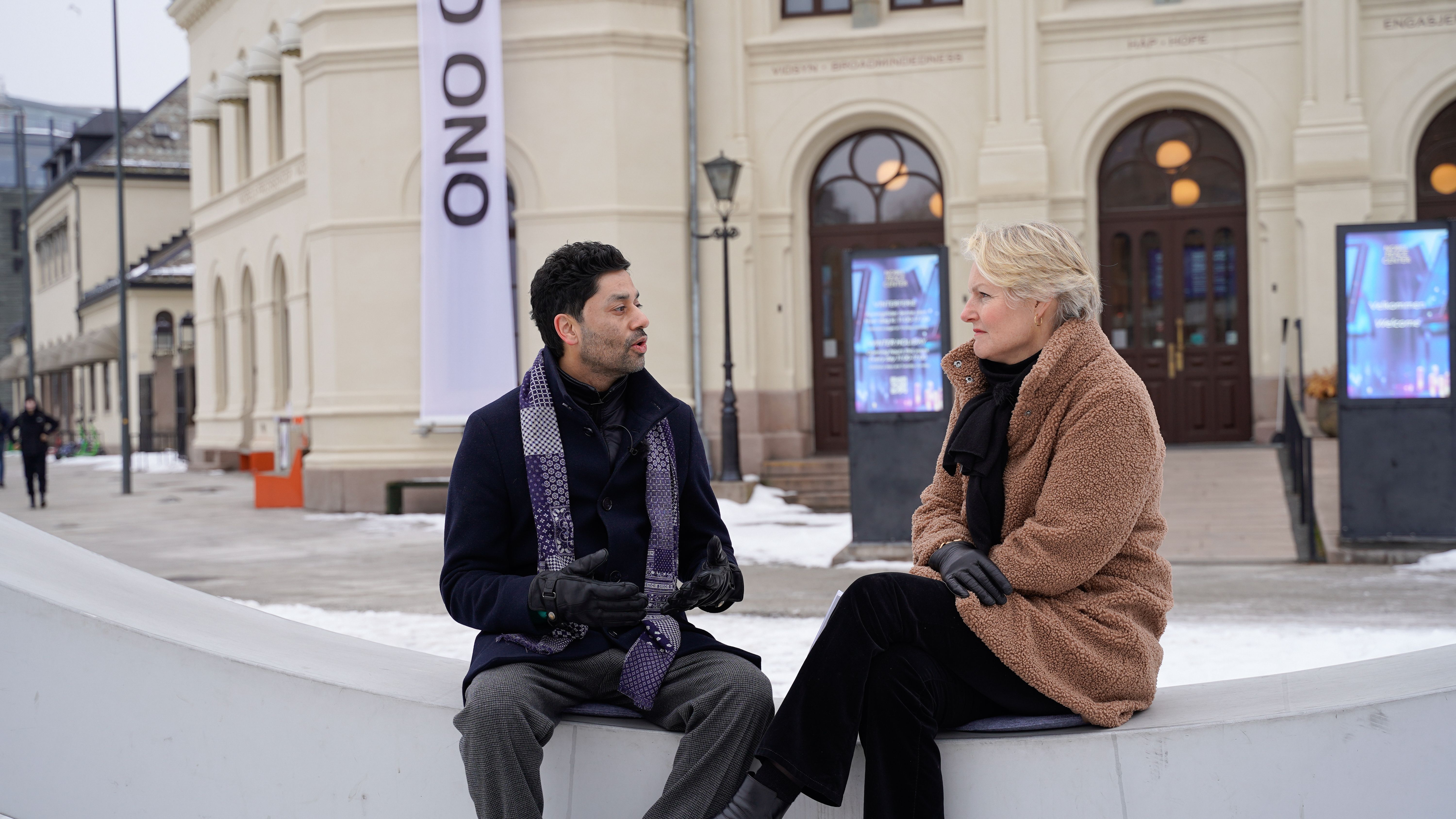 to personer som sitter på en benk og prater