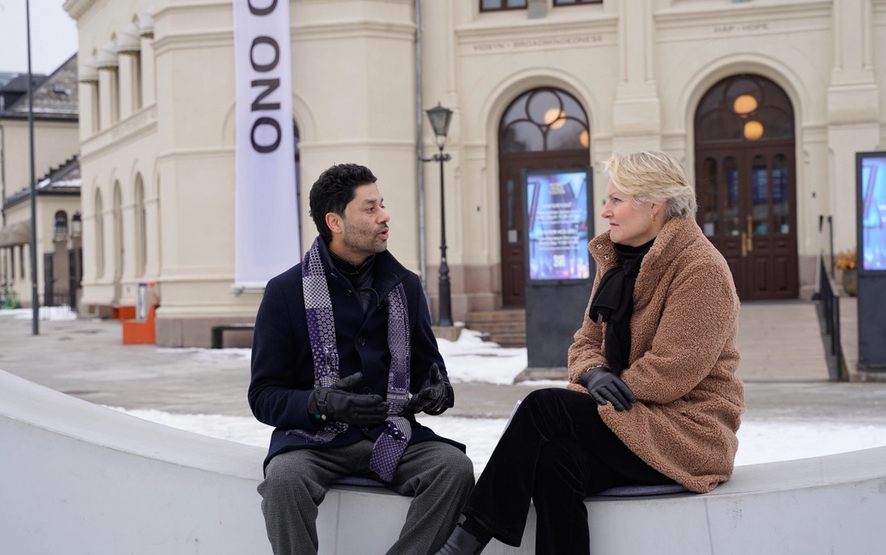 to personer som sitter på en benk og prater