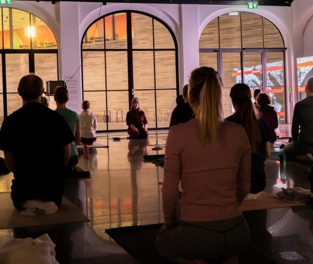 Yoga arrangement inne i utstillingen War is Peace.