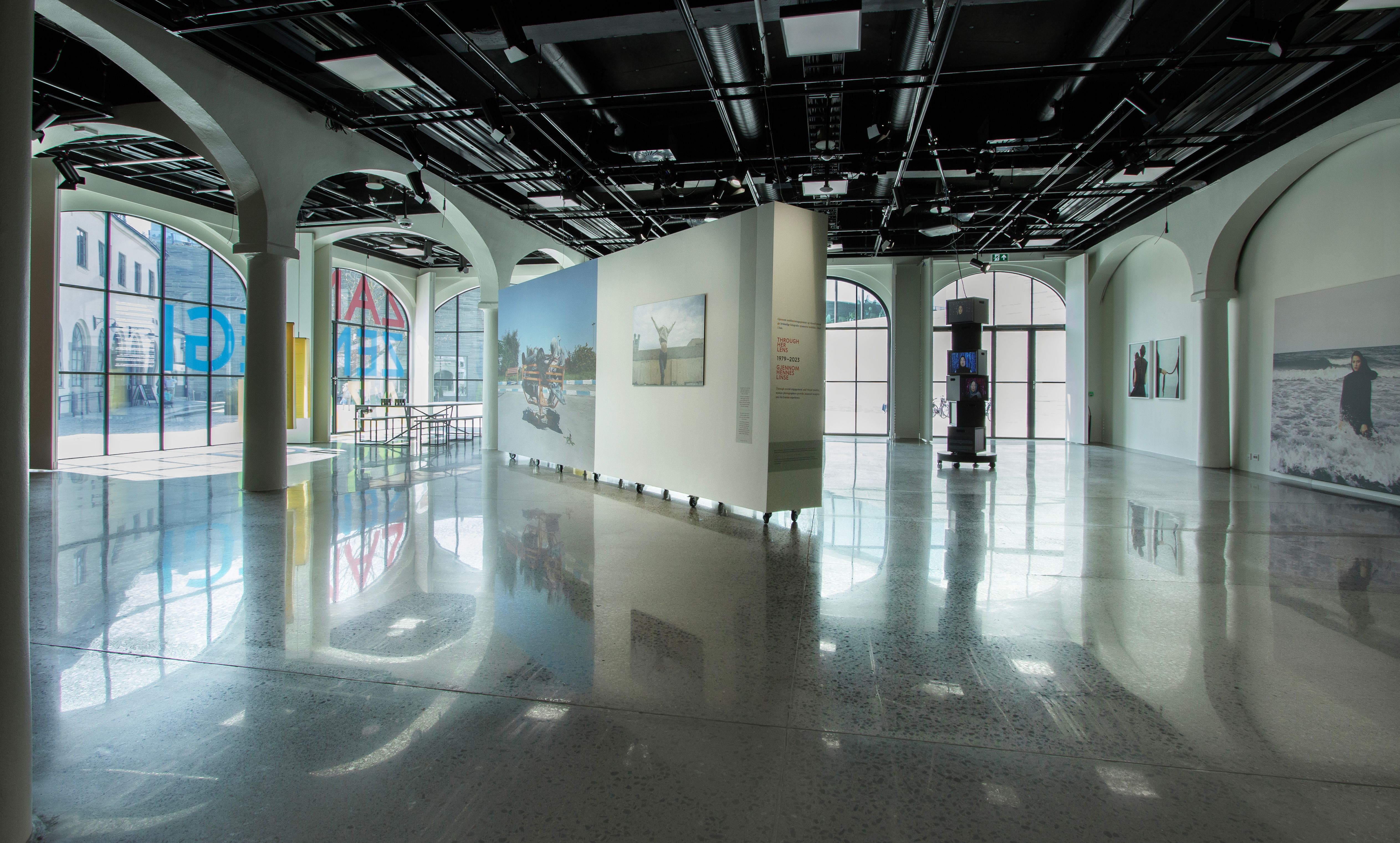 toghallen, med store lyse vinduer og lyse vegger.