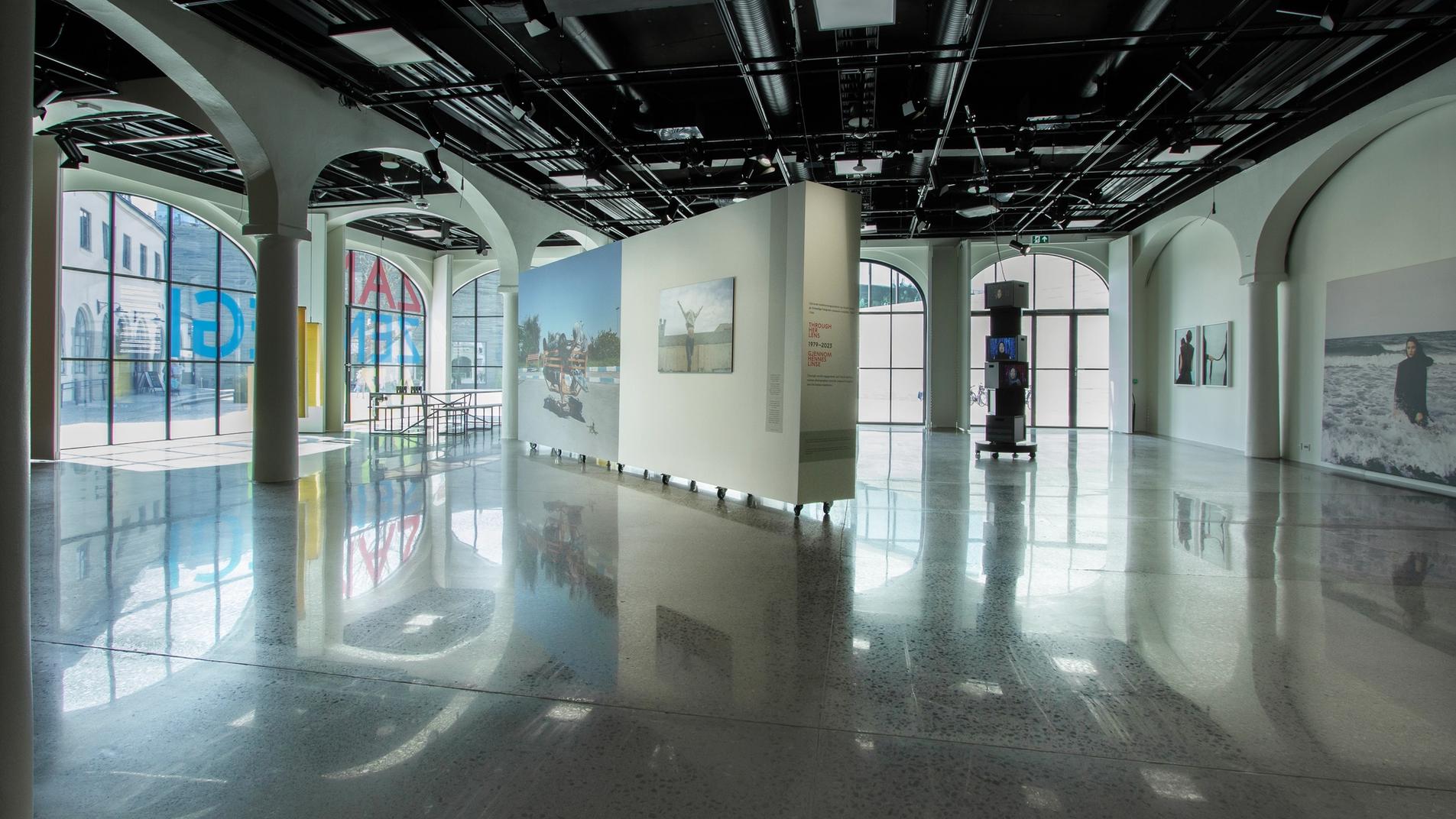 toghallen, med store lyse vinduer og lyse vegger.