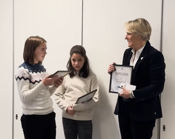 Elevene mottok diplom fra kjersti