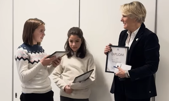 Elevene mottok diplom fra kjersti