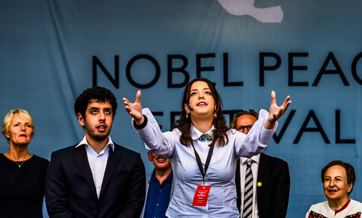 markering på scenen, fredsdue slippes fri