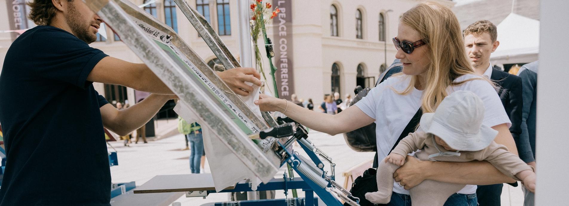 mor og baby lager tote bags med silkepress.