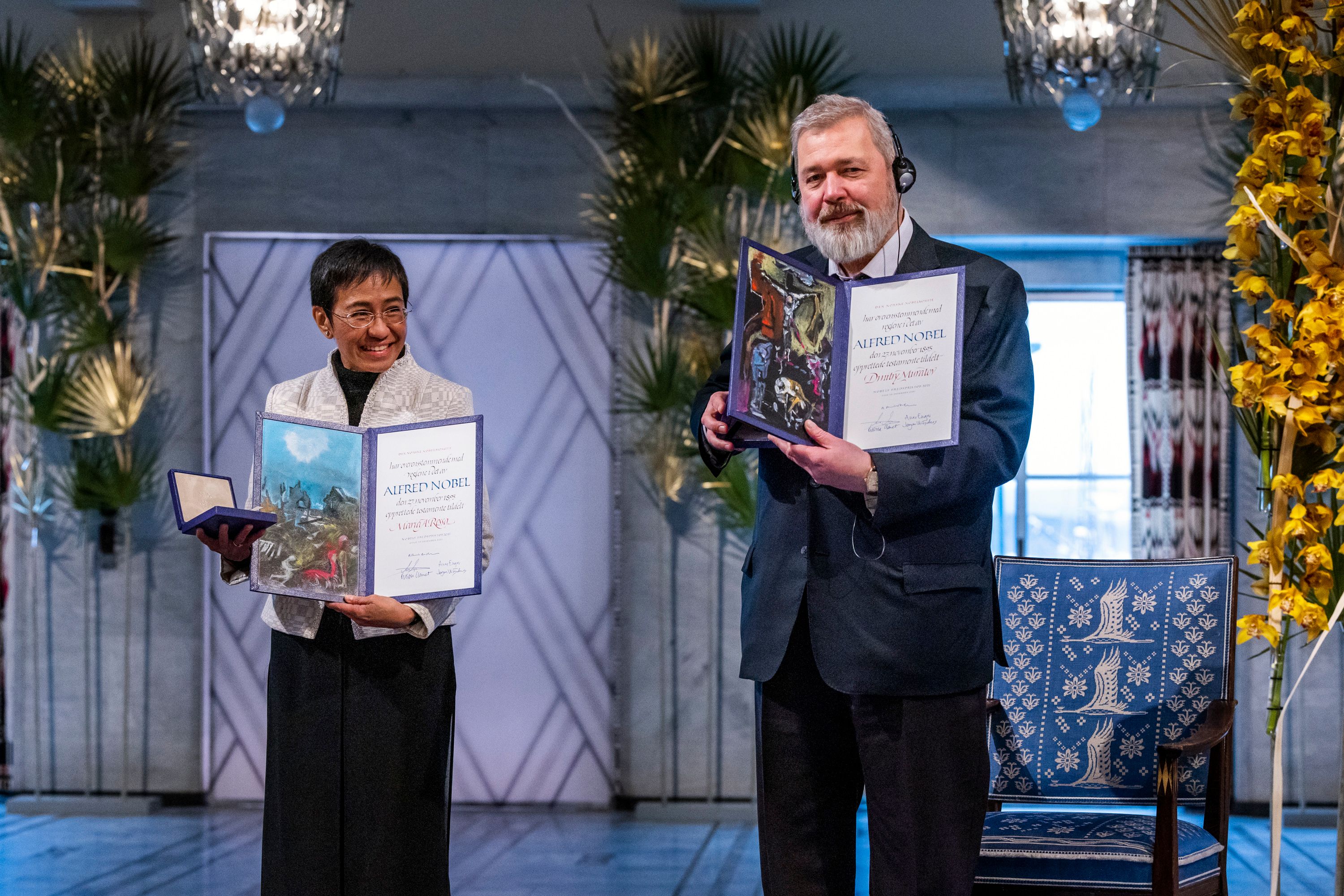 Ressa og Muratov på fredsprissermonien, viser frem diplomene.