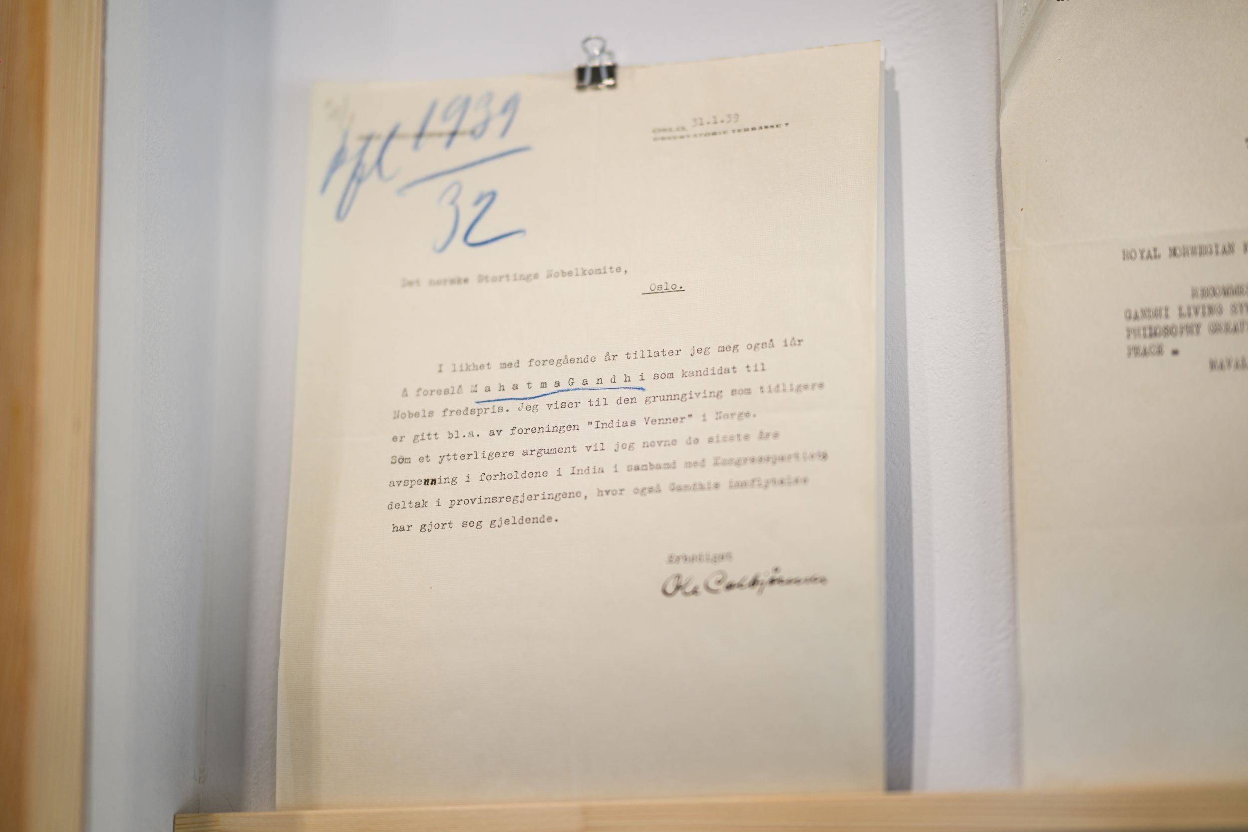 Nominasjonsbrev for Gandhi, i glassmontér.