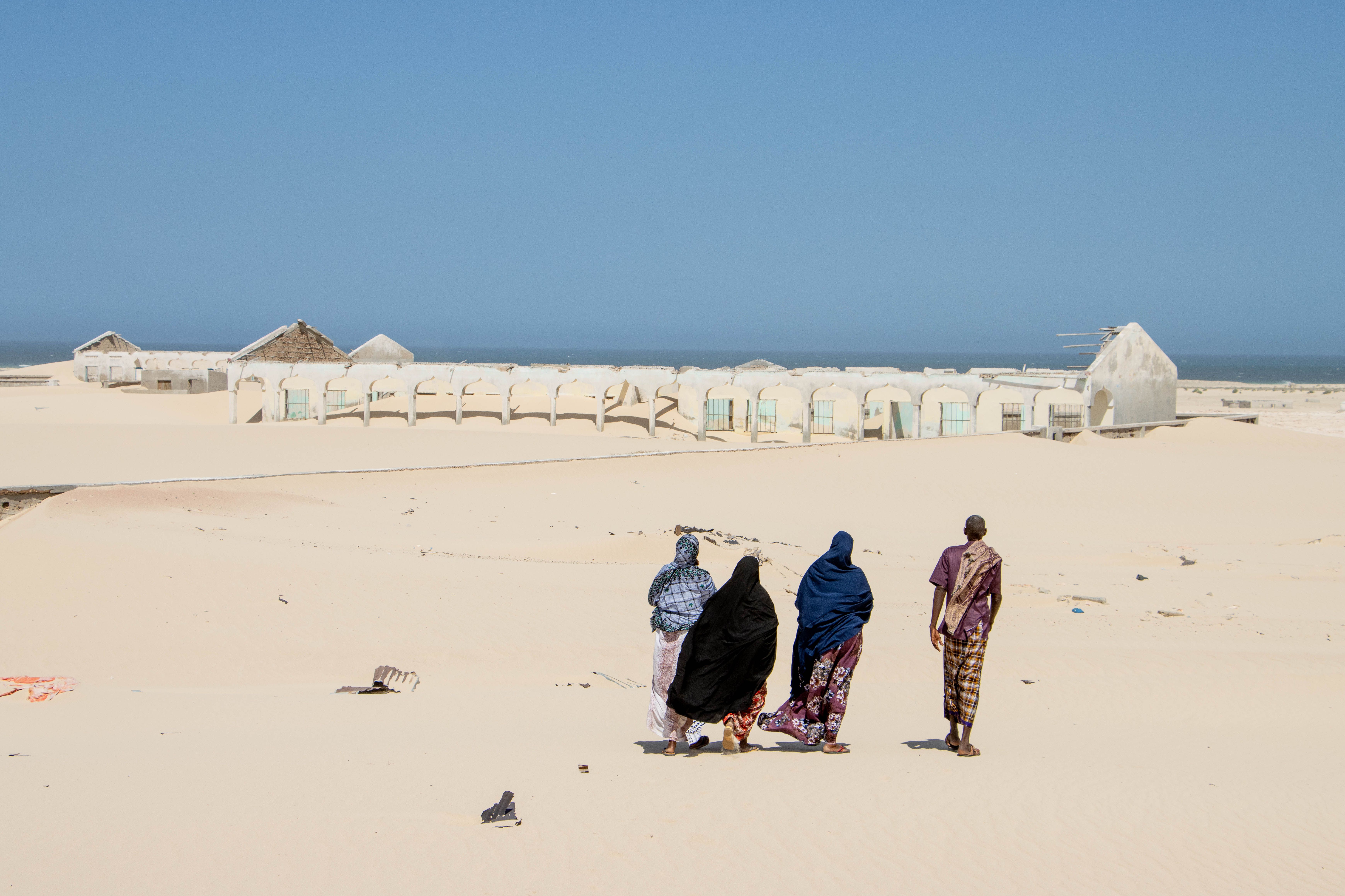 Innbyggere i Kulub går mot det tidligere helsesenteret som ble ødelagt av sandstormer i Kulub, Jariiban-distriktet, Puntland, august 2024