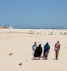 Innbyggere i Kulub går mot det tidligere helsesenteret som ble ødelagt av sandstormer i Kulub, Jariiban-distriktet, Puntland, august 2024