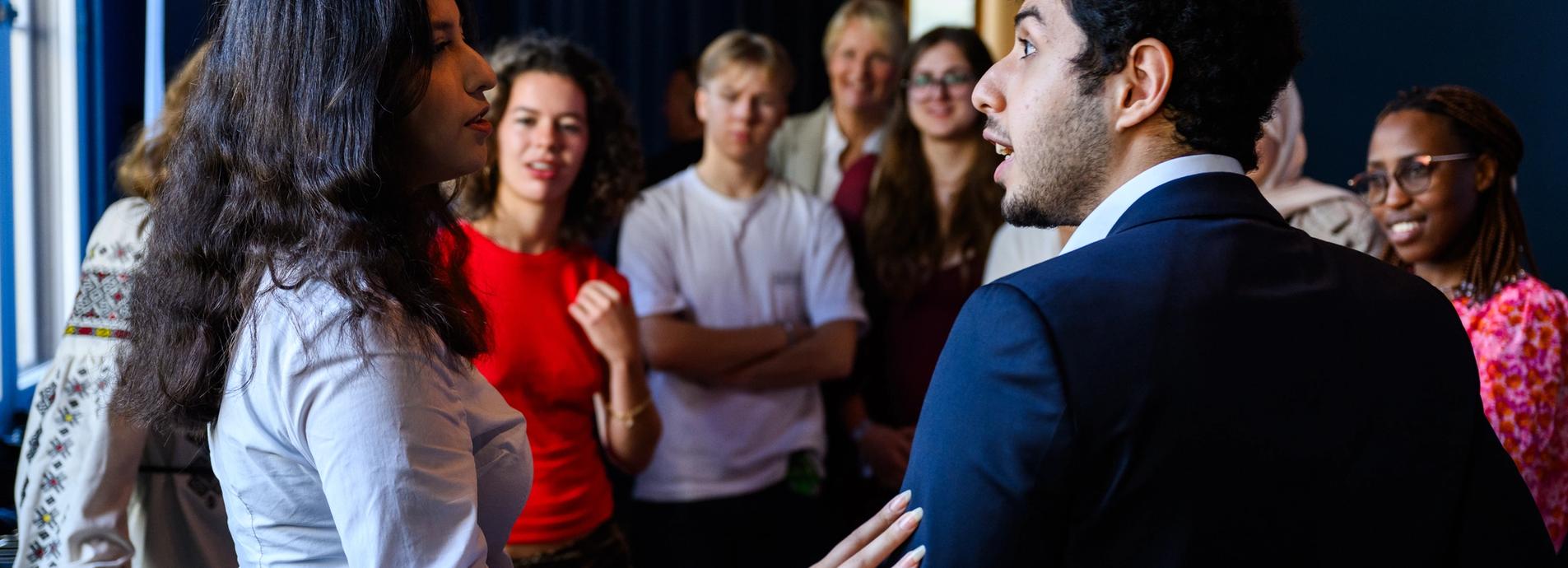 Ali og kiana prater med UWC studenter.