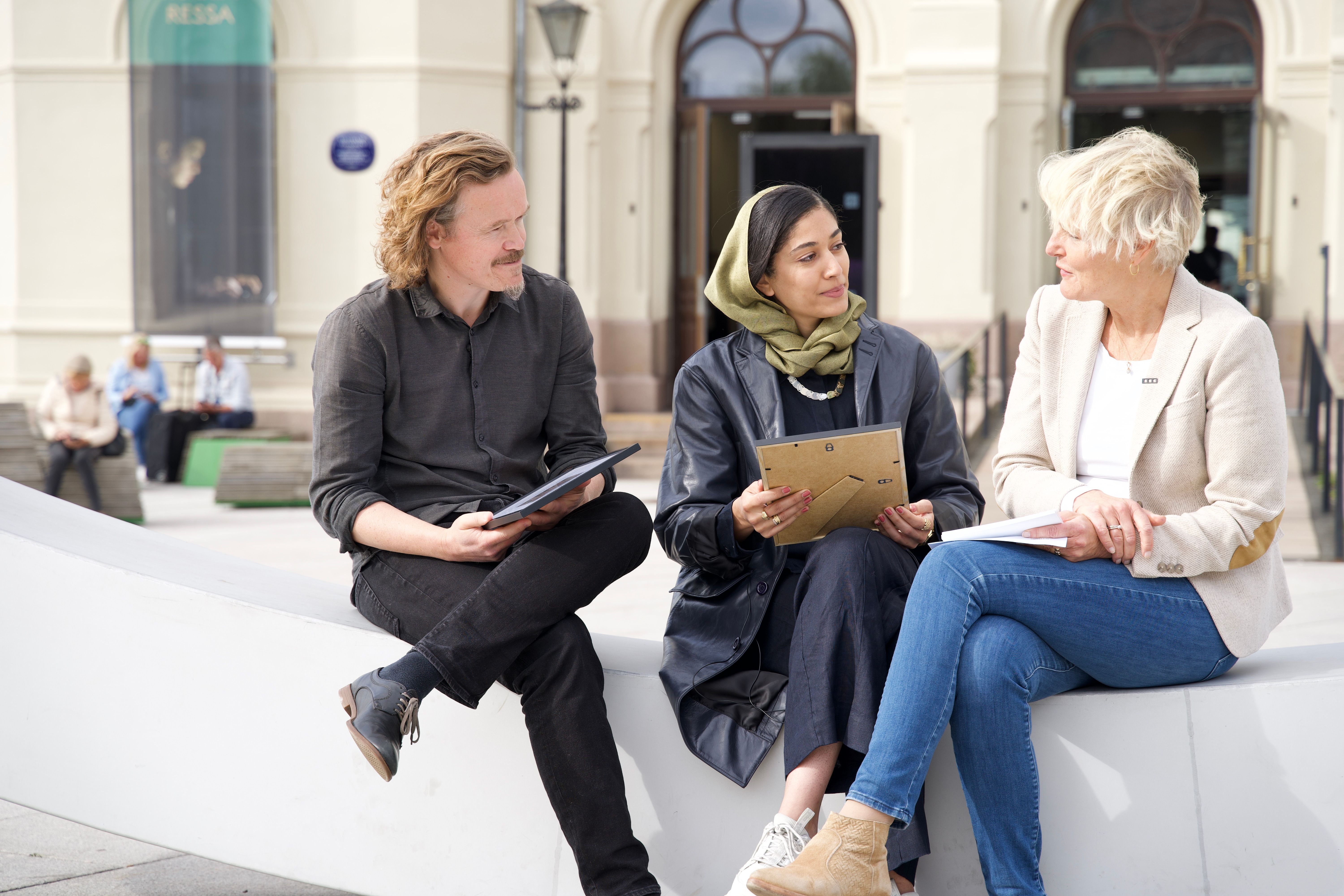 konfliktrådet, foran nobels fredssenter, sammen med direktør kjersti fløgstad.