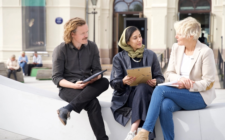 konfliktrådet, foran nobels fredssenter, sammen med direktør kjersti fløgstad.