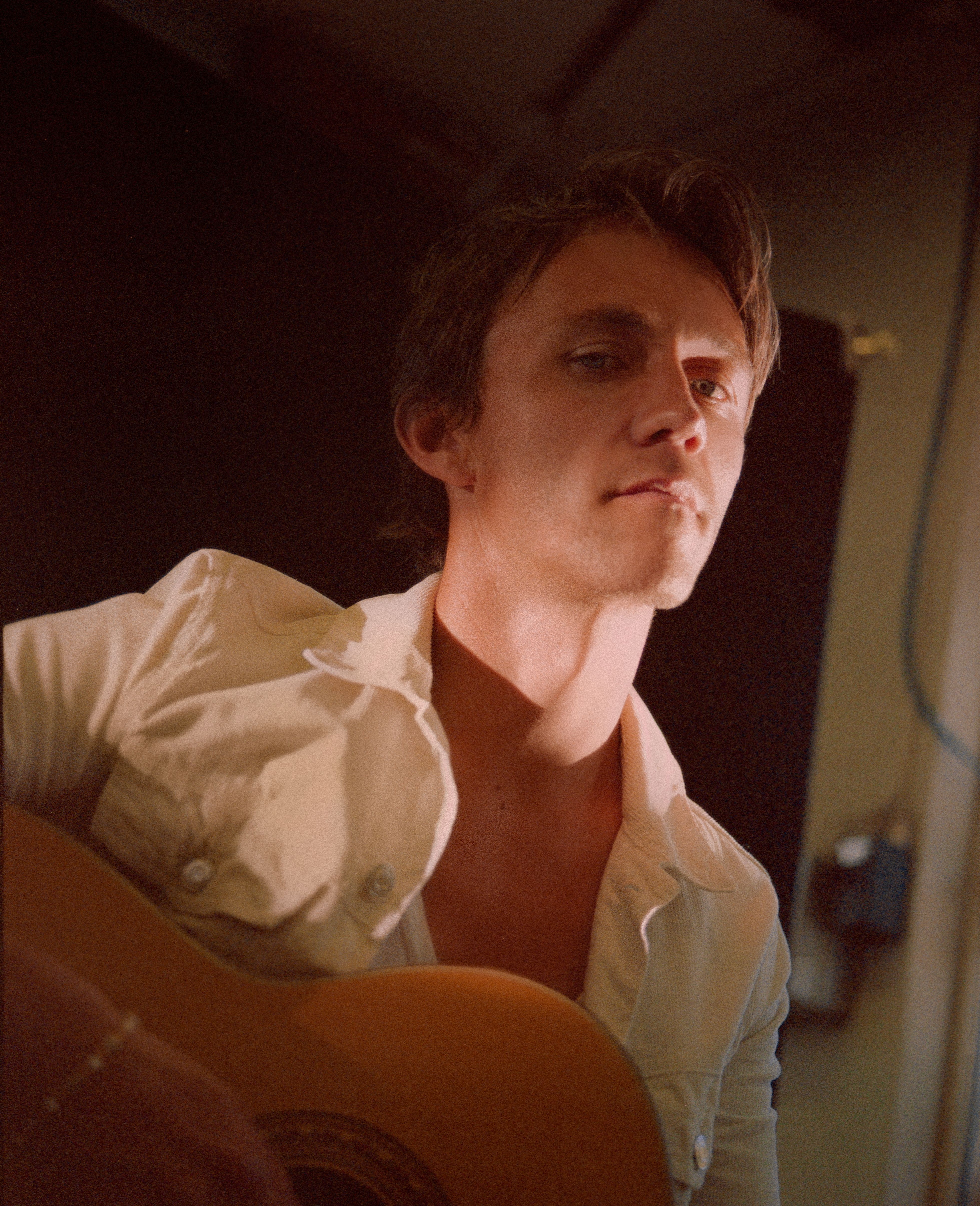 Portrett av Sondre Lerche med gitar.