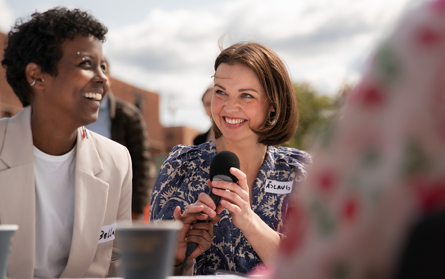 To personer som prater sammen og har god stemning