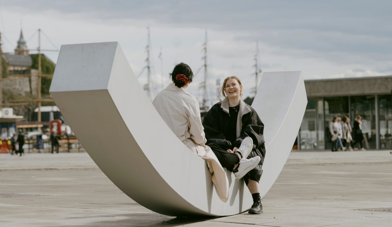 To personer som prater sammen på dialogbenken.