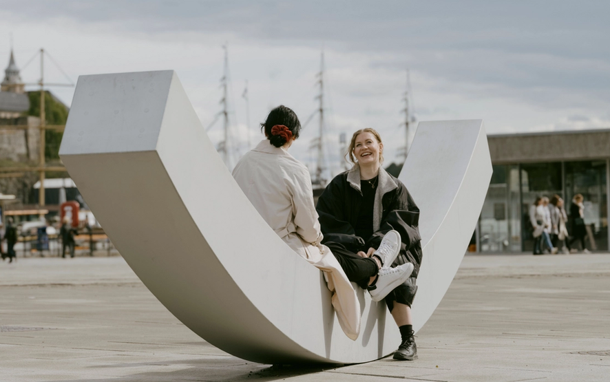 To personer som prater sammen på dialogbenken.