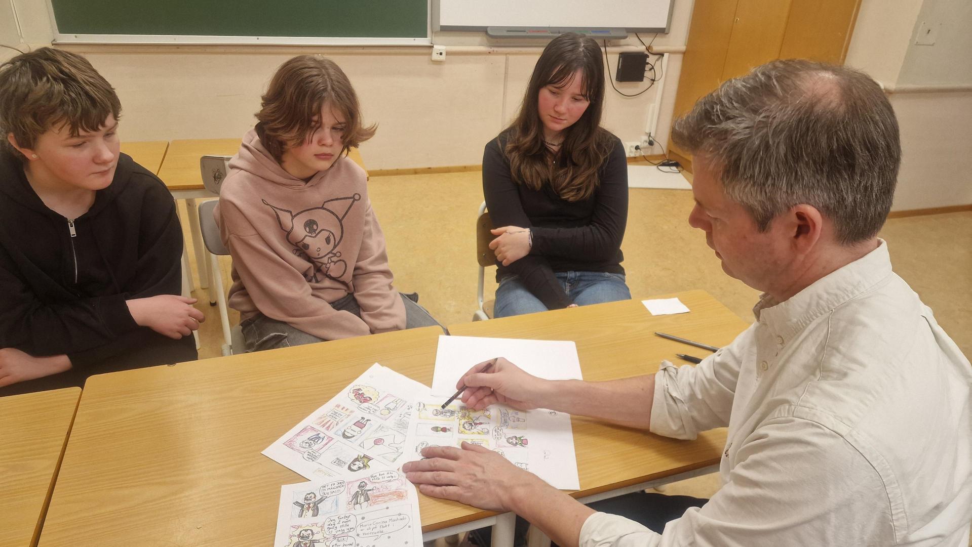Hans Jørgen Sandnes med elevene i klasserommet. Foto: Nobels Fredssenter