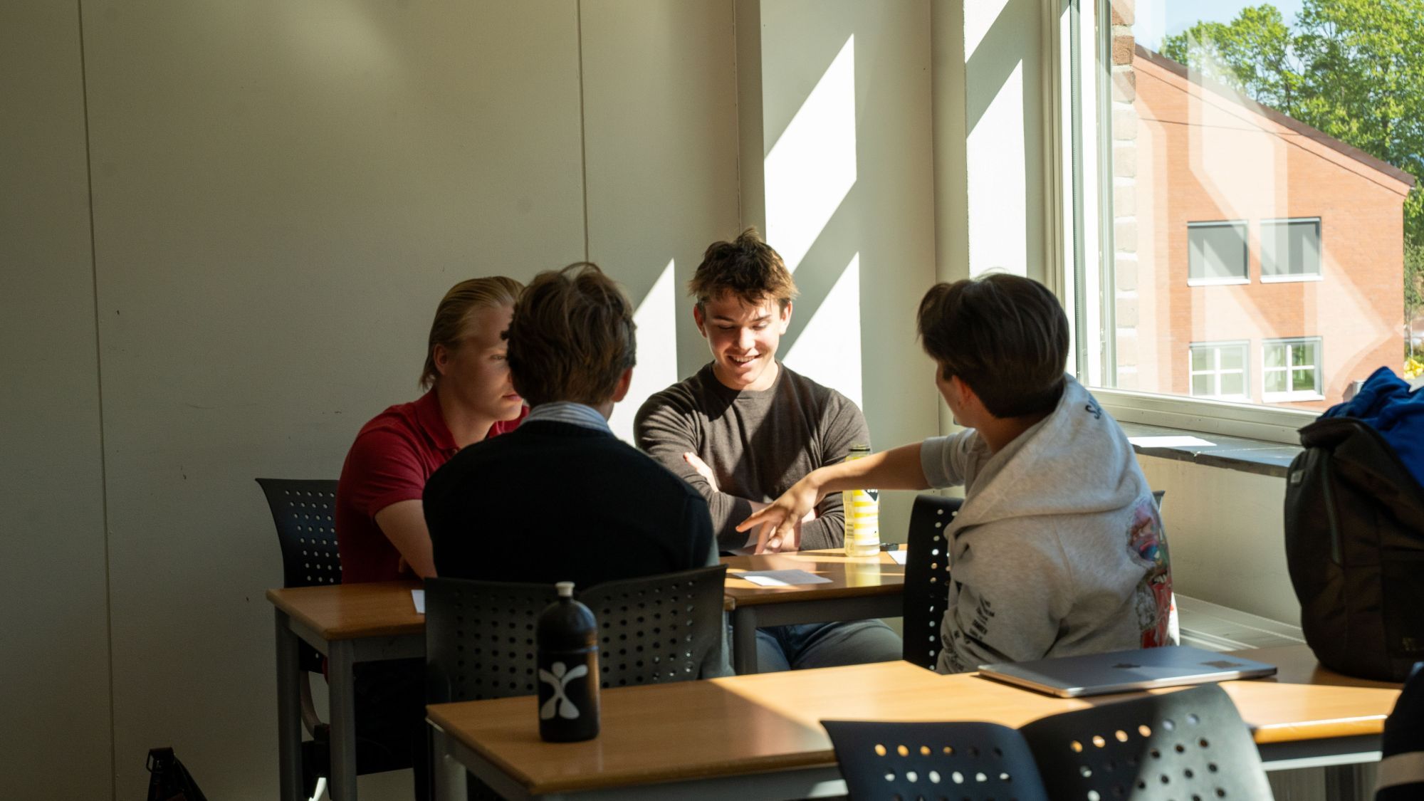 elver som gjør oppgaver sammen i klasserommet