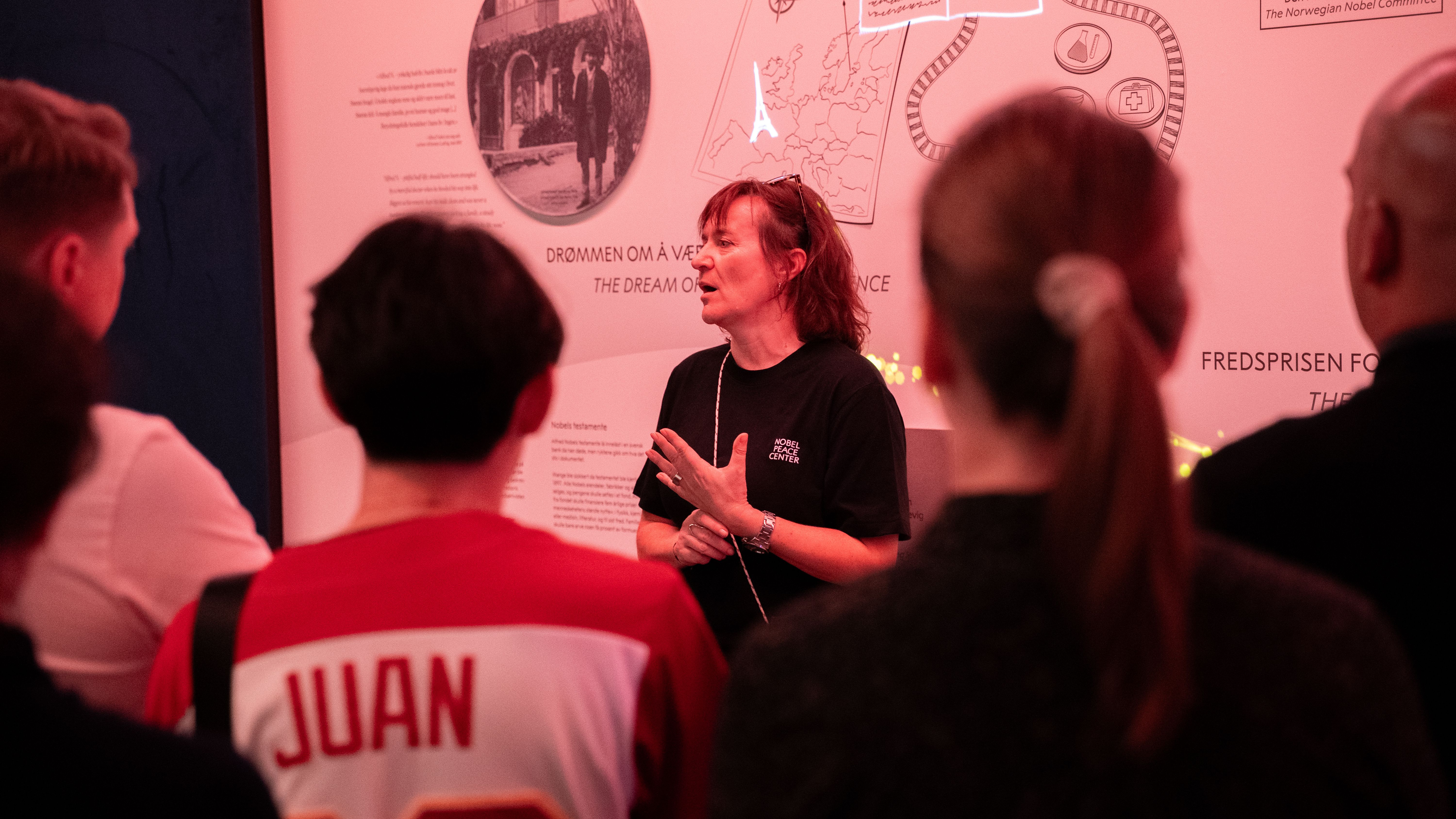 Gruppe som får omvisning i viljen