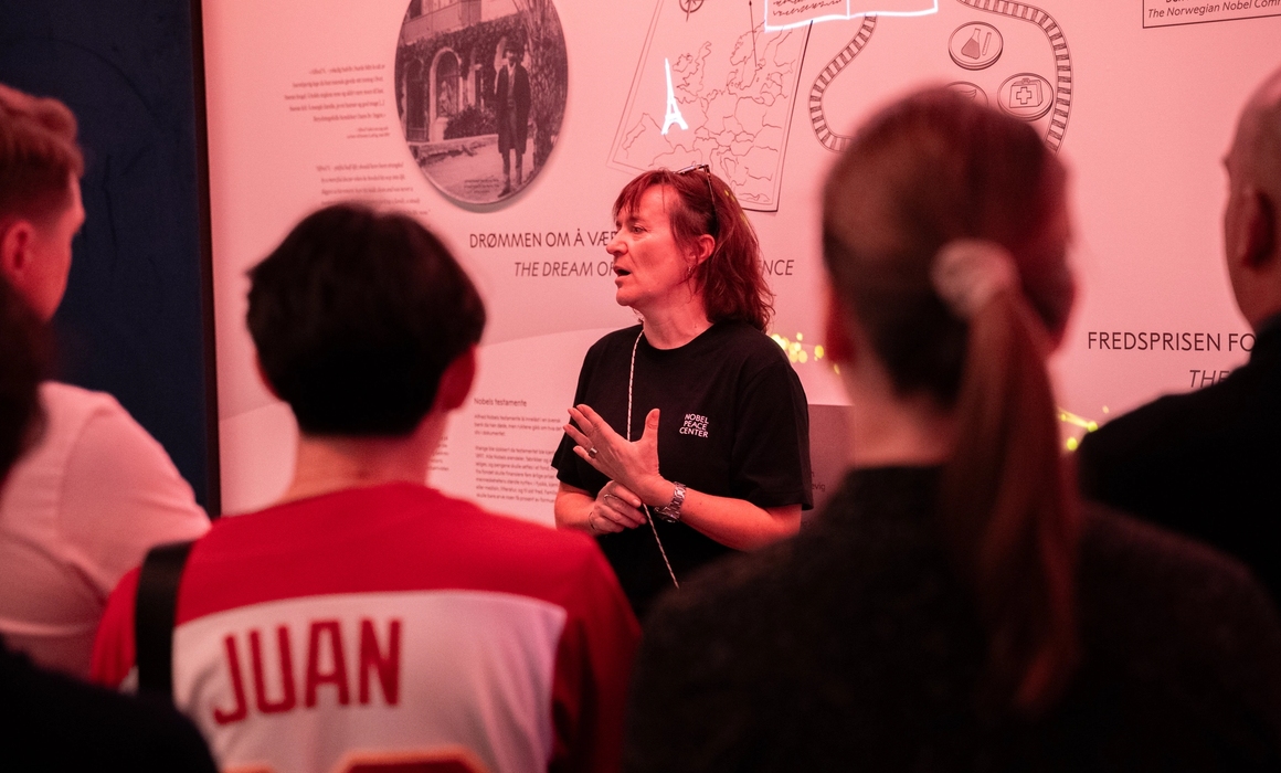 Gruppe som får omvisning i viljen