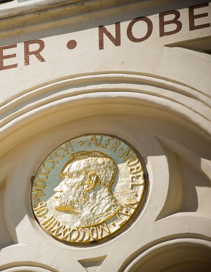Bilde av fredsprismedaljen på fasaden av Nobels Fredssenter.