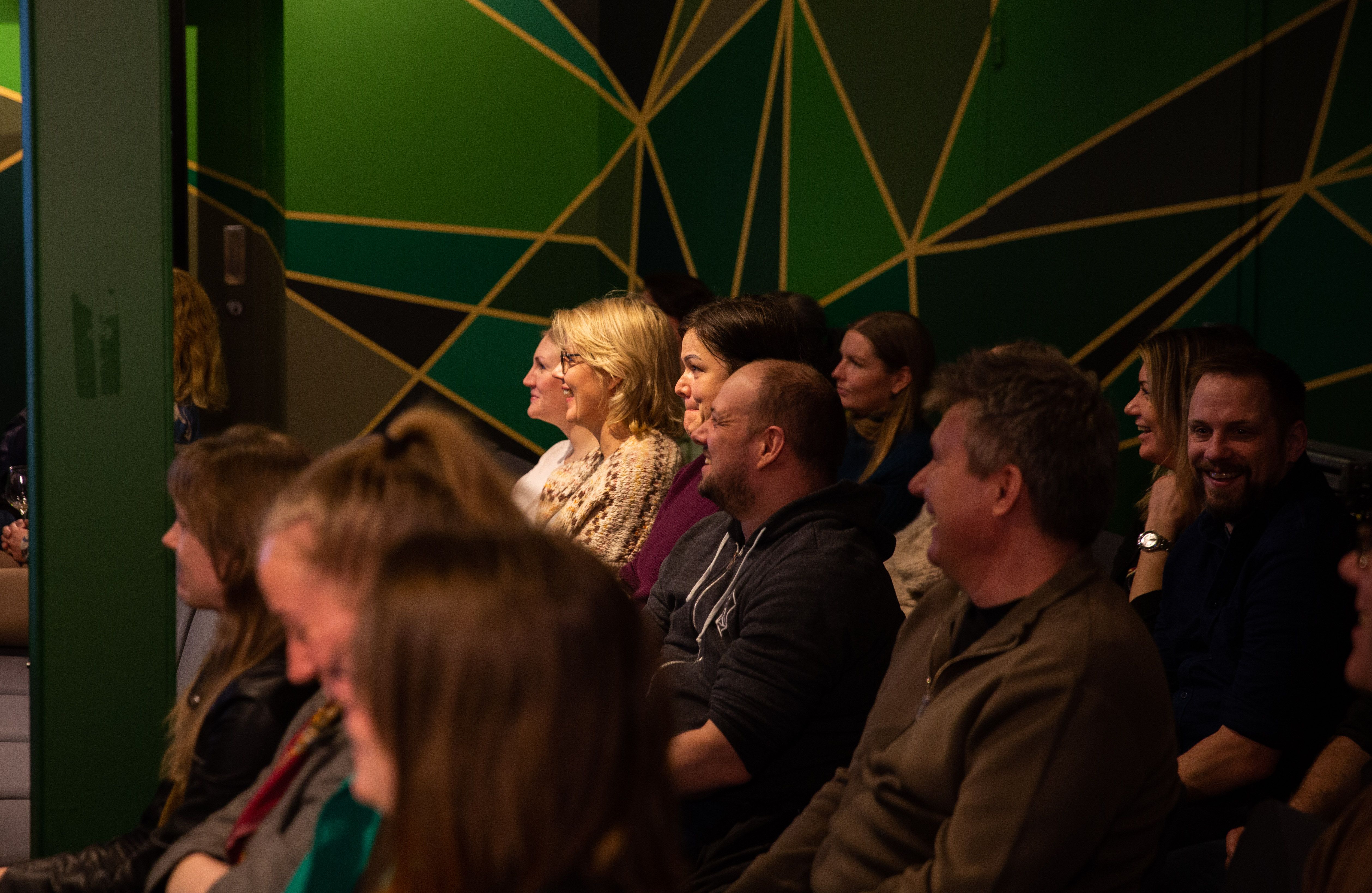 Bilde av publikum som nyter Fakta-pub på Nobels Fredssenter.