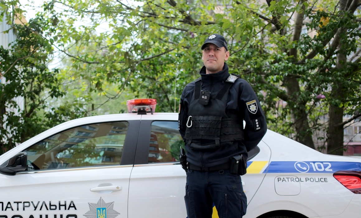 foran politibilen på jobb