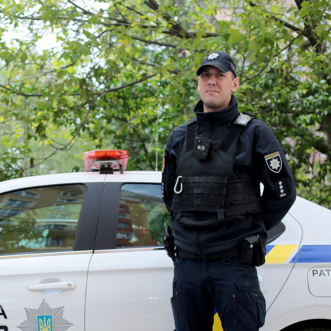 foran politibilen på jobb