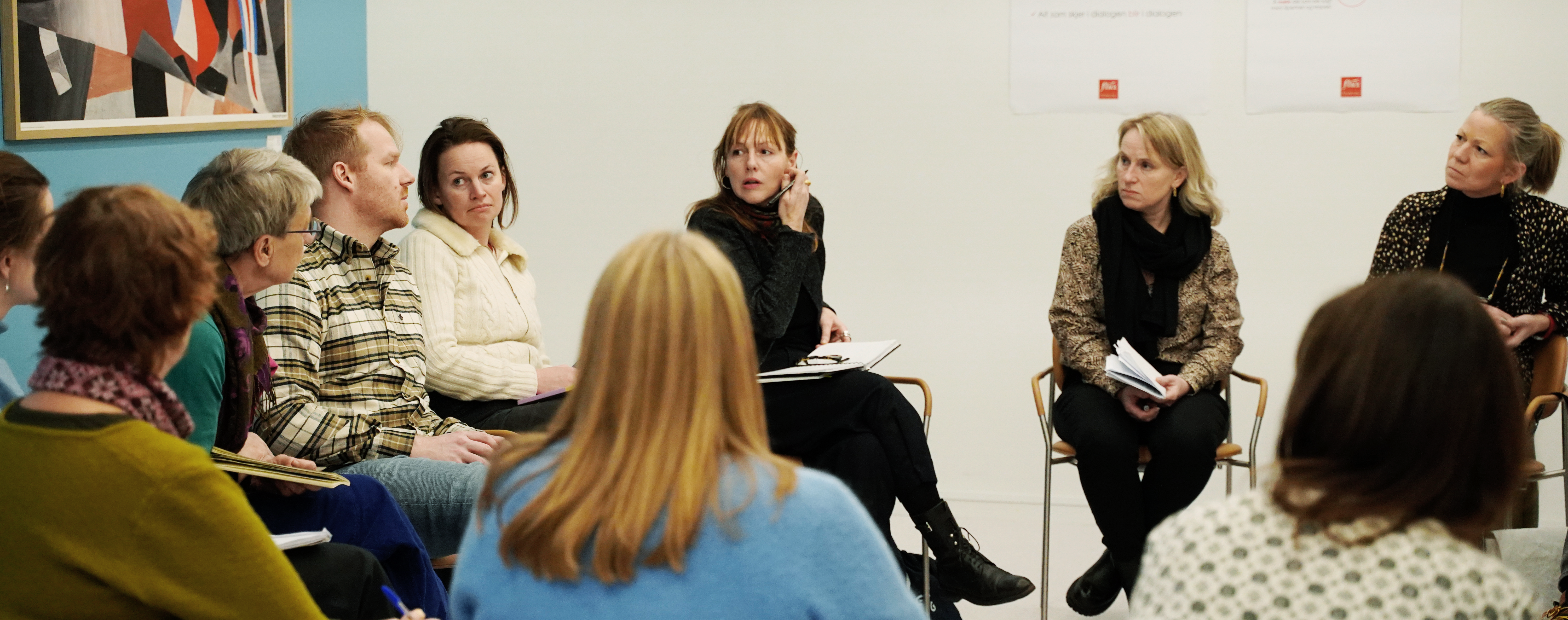 Personer som sitter i en sirkel og tar dialogkurs.