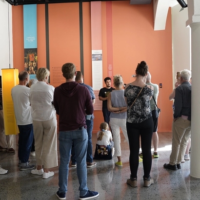 fra en utstilling, mange tilstede