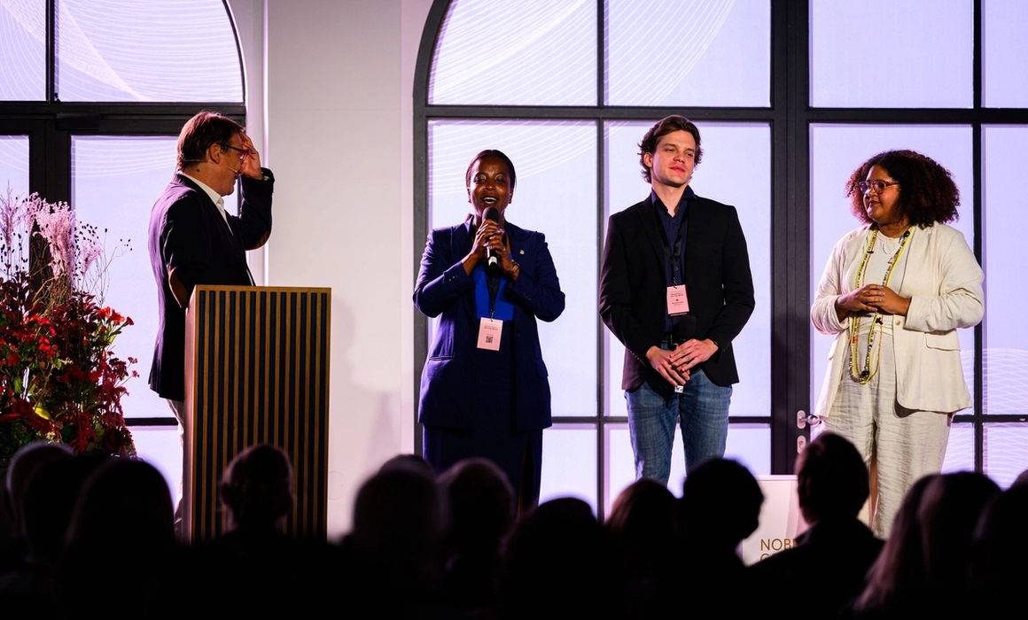 gen z ledere og ivan på scenen under konferansen.