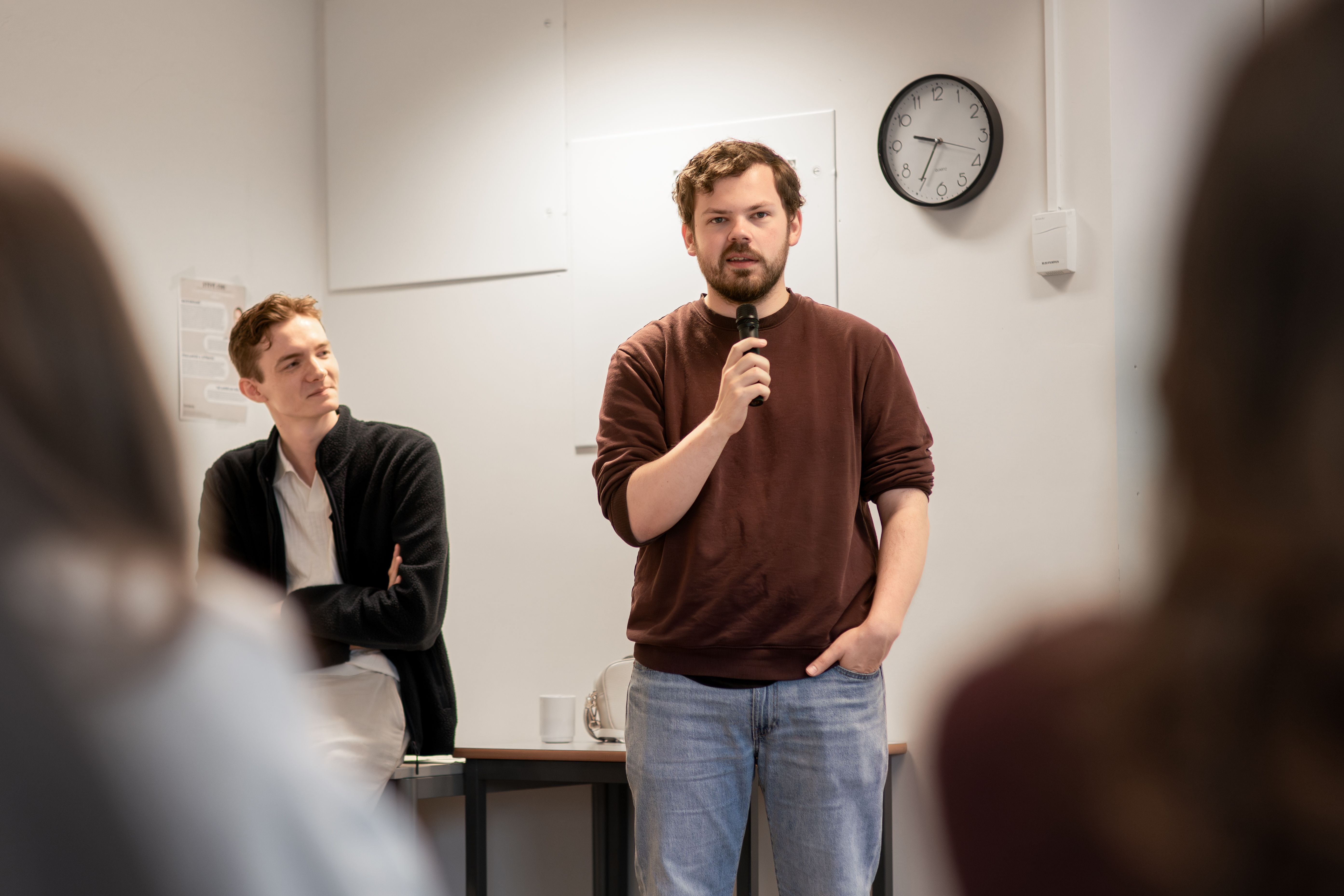 Audun Hammer Hovda, leder i Sosialistisk Ungdom, prater i klasserommet.